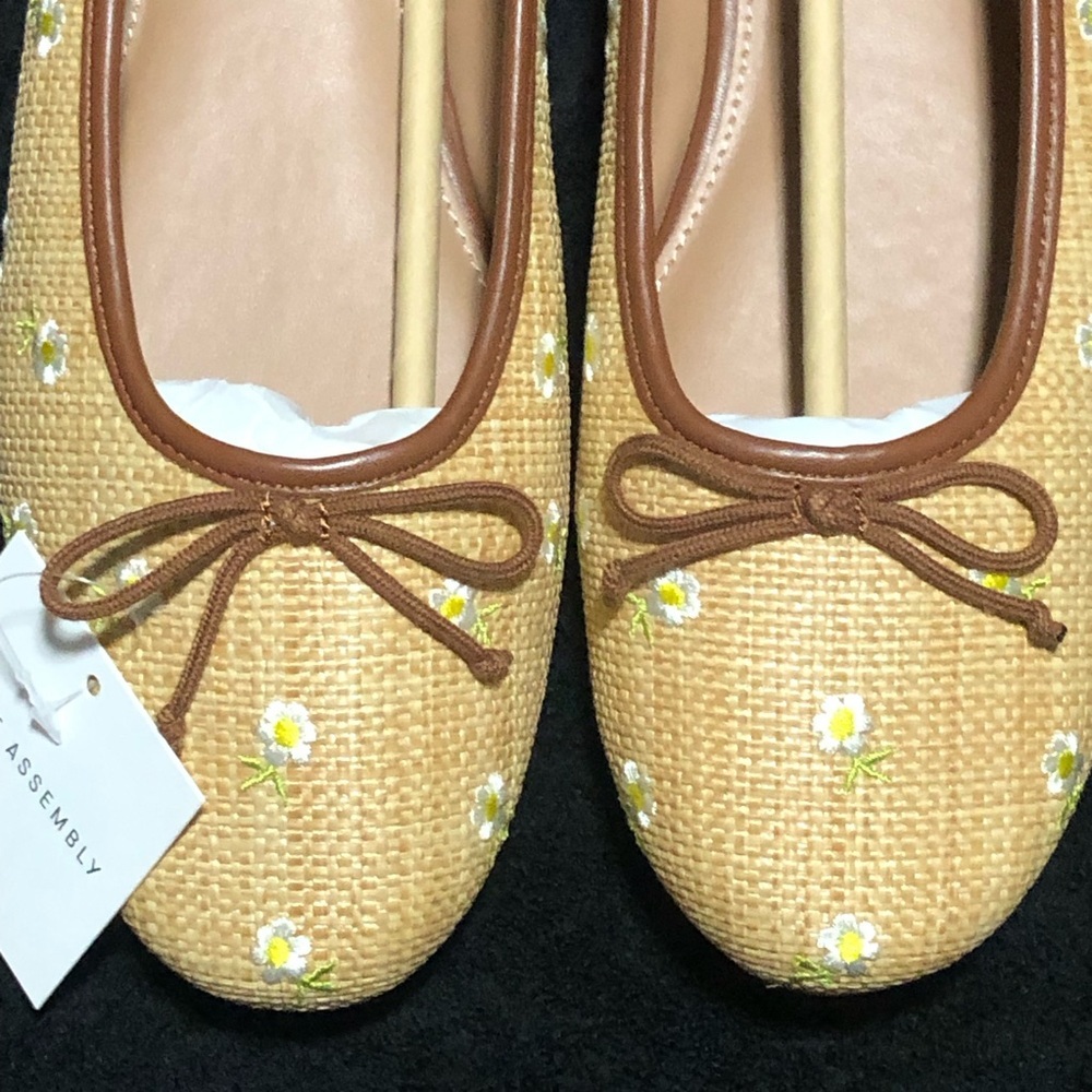 Free Assembly Women's Raffia Daisy Ballet Flats with Bow, Size 10, Memory Foam - Picture 2 of 5